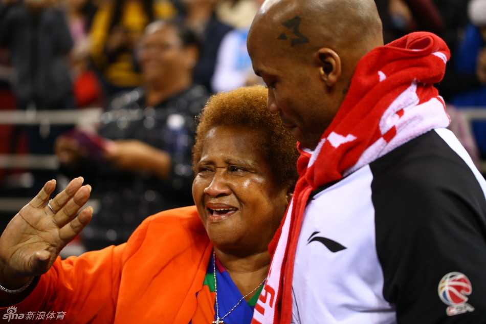 回到更衣室，一个写着“生日快乐，玛贝尔女王”的蛋糕被推到老人面前，在队友们欢快的生日歌中，她幸福得像一位真正的女王。