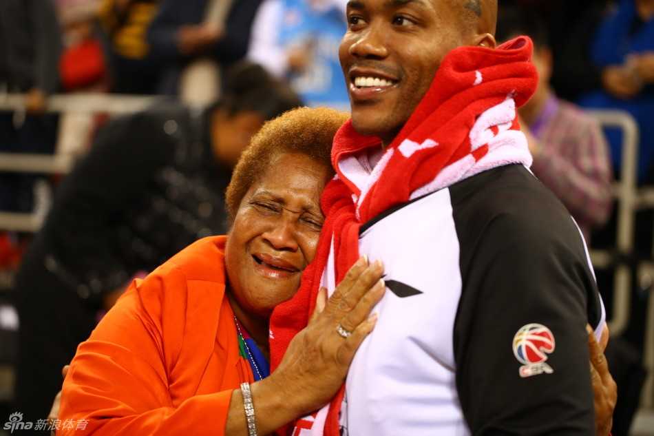 玛贝尔女士眼眶泛红，嘴角却洋溢着幸福的笑容，她不停地向四周看台的球迷挥手致意，用最朴素的方式回应着这片土地给予她的热情。