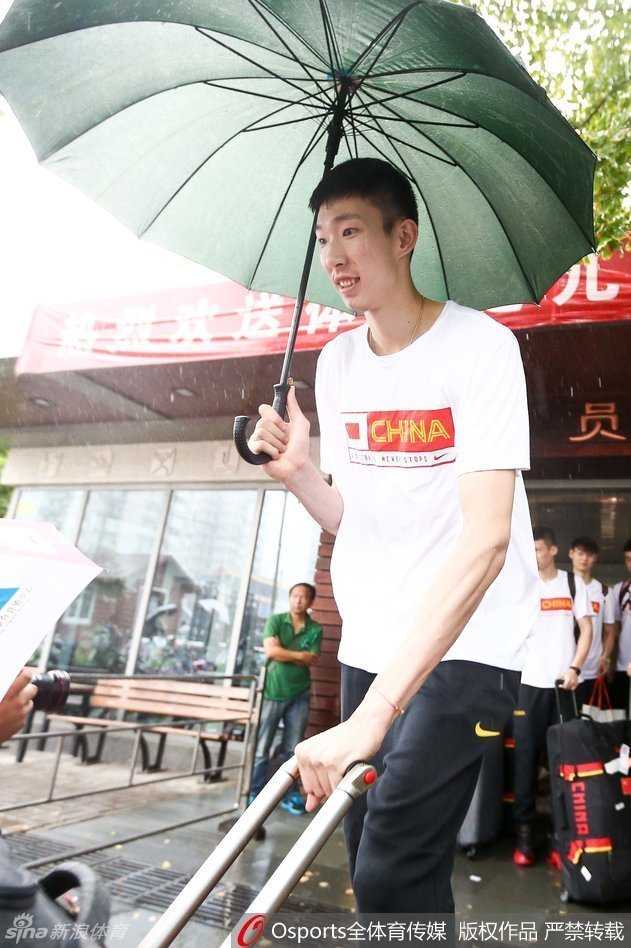 收拾行李的混乱现场，高大的内线李慕豪茫然地看向镜头，似乎在寻找着什么，而旁边的王哲林因没有雨具遮挡，瞬间被倾盆大雨淋成了落汤鸡。