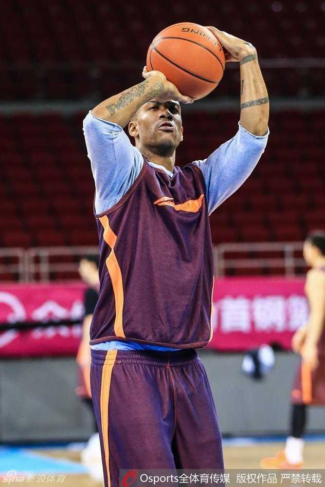 主教练闵鹿蕾在场边双手抱胸，神情严肃地思考着战术部署。