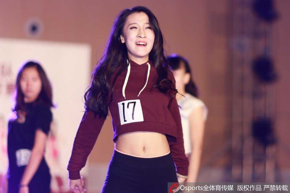 两名选手背对背摆出酷炫的结束pose，她们修长的身姿和专业的舞台表现力，充分展现了巅峰啦啦队选拔赛的高水准和独特魅力。