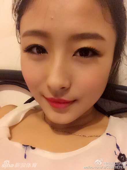 黄思莹身穿粉色连帽卫衣，对着镜头俏皮地嘟起嘴巴，长发披肩，眼神清澈，尽显少女的天真烂漫