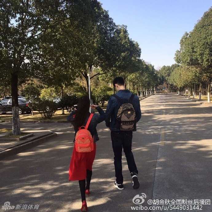 在一家温馨的咖啡馆内，两人相对而坐，桌上放着两杯饮品，他们看着彼此，眼神中充满了爱意与眷恋。