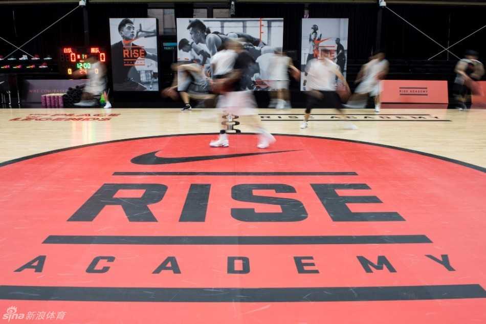 十年磨一剑,革新为实战:回望耐克Rise Academy与Hyperdunk的奥运征途 Nike Hyperdunk 2016精英版球鞋特写,Flyknit编织鞋面如袜般贴合,全掌可视Zoom Air气垫仿佛蕴含着无限的能量与回弹。