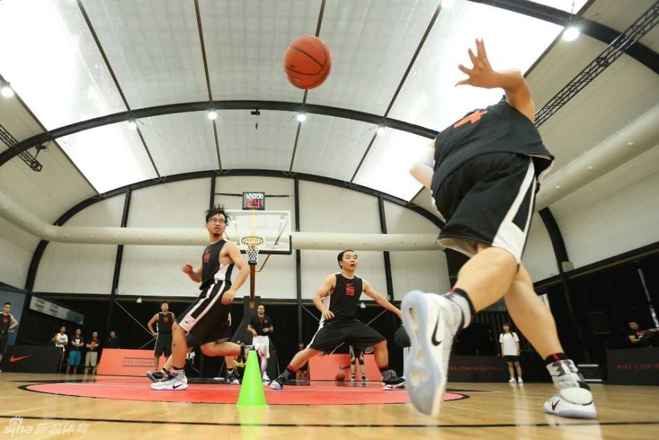 十年磨一剑,革新为实战:回望耐克Rise Academy与Hyperdunk的奥运征途 凯文·杜兰特在耐克Rise Academy训练营中,亲身示范指导年轻球员,眼神专注而坚定,仿佛在传递着对篮球最纯粹的热爱。