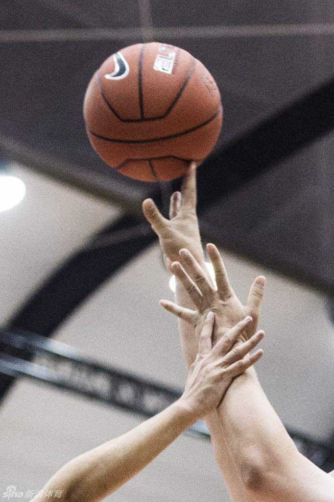 十年磨一剑,革新为实战:回望耐克Rise Academy与Hyperdunk的奥运征途 凯文·杜兰特在台北站的Rise Academy活动中,将年轻的球员们召集在一起,他俯身倾听,手臂搭在球员肩上,画面充满了激励与传承的温情。