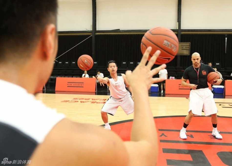 十年磨一剑,革新为实战:回望耐克Rise Academy与Hyperdunk的奥运征途 媒体日的静态展示区,Nike Hyperdunk 2016高低帮版本并列而放,在聚光灯下折射出金属般的光泽,仿佛蓄势待发的战车。