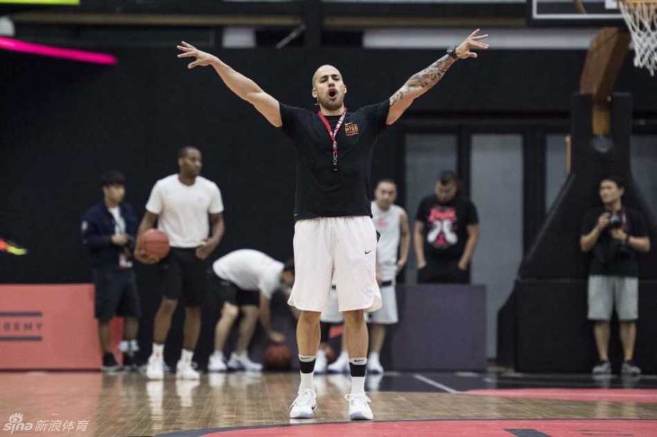 十年磨一剑,革新为实战:回望耐克Rise Academy与Hyperdunk的奥运征途 Nike Hyperdunk 2016的鞋底特写,精密的人字形抓地纹路由前掌延伸至后跟,配合支撑型足跟稳定器,彰显着卓越的抓地力与稳定性。