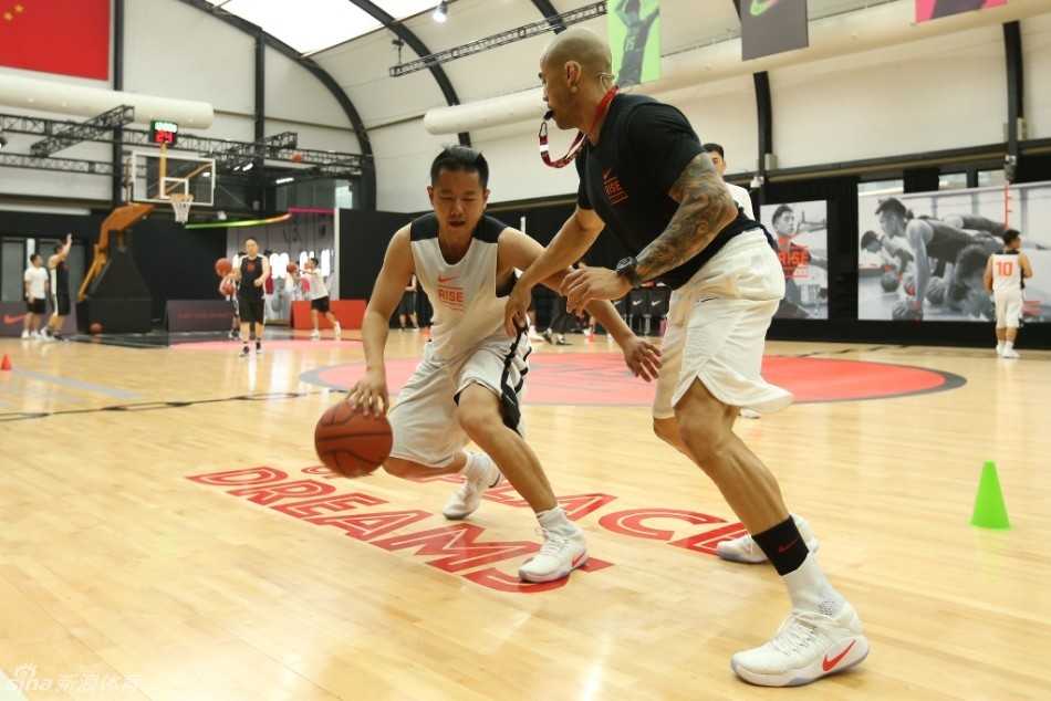 十年磨一剑,革新为实战:回望耐克Rise Academy与Hyperdunk的奥运征途 耐克Rise Academy的训练场上,一群青少年球员正挥汗如雨地练习防守滑步,脚下的Hyperdunk 2016球鞋在木地板上划出清晰的印记。