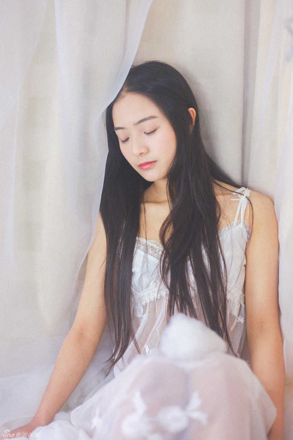 半透明长裙的朦胧诱惑·星星唤醒最美容颜 一袭银灰色薄纱长裙曳地,女子侧身回眸,裙摆在光线下泛着珠母贝般的细腻光泽,双腿轮廓在纱雾中若隐若现,宛如月光织就的幻影