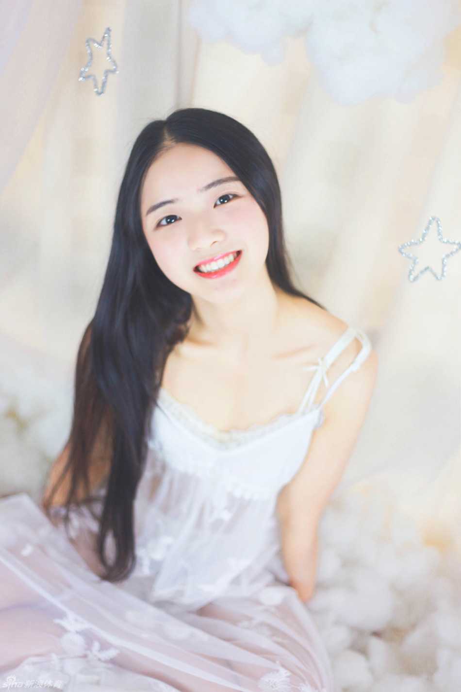 半透明长裙的朦胧诱惑·星星唤醒最美容颜 猫咪安静地蜷卧在轻纱裙摆之间,人与猫共享一段静谧时光,空气里弥漫着慵懒与信赖,画面温暖得仿佛能听见呼噜声