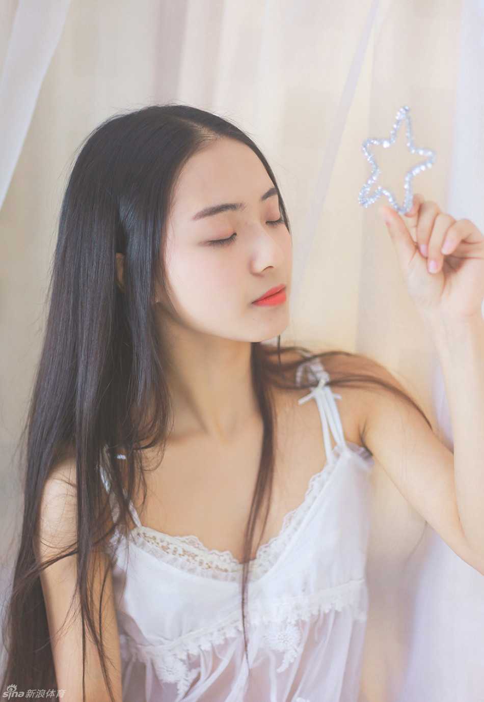 半透明长裙的朦胧诱惑·星星唤醒最美容颜 女子怀抱一只慵懒的猫咪,唇角扬起温柔浅笑,轻纱裙摆与猫咪柔软的毛发相映成趣,眼神里盛满无尽的宠溺与安宁