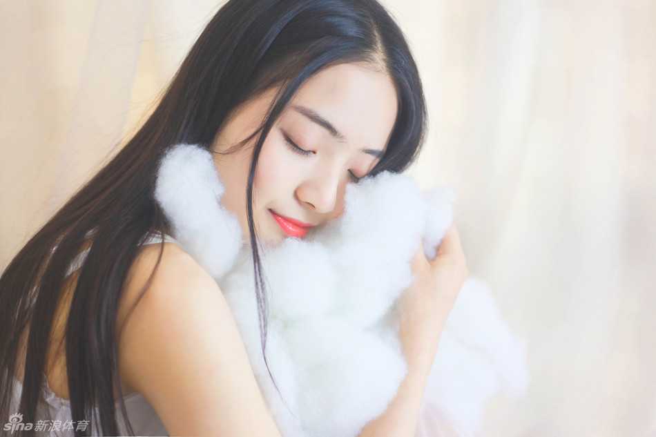 半透明长裙的朦胧诱惑·星星唤醒最美容颜 白皙肌肤与柔软的棉质织物亲密相贴,女子安然闭目,神态恬静,仿佛融化成午后阳光里的一朵云,宁静而治愈