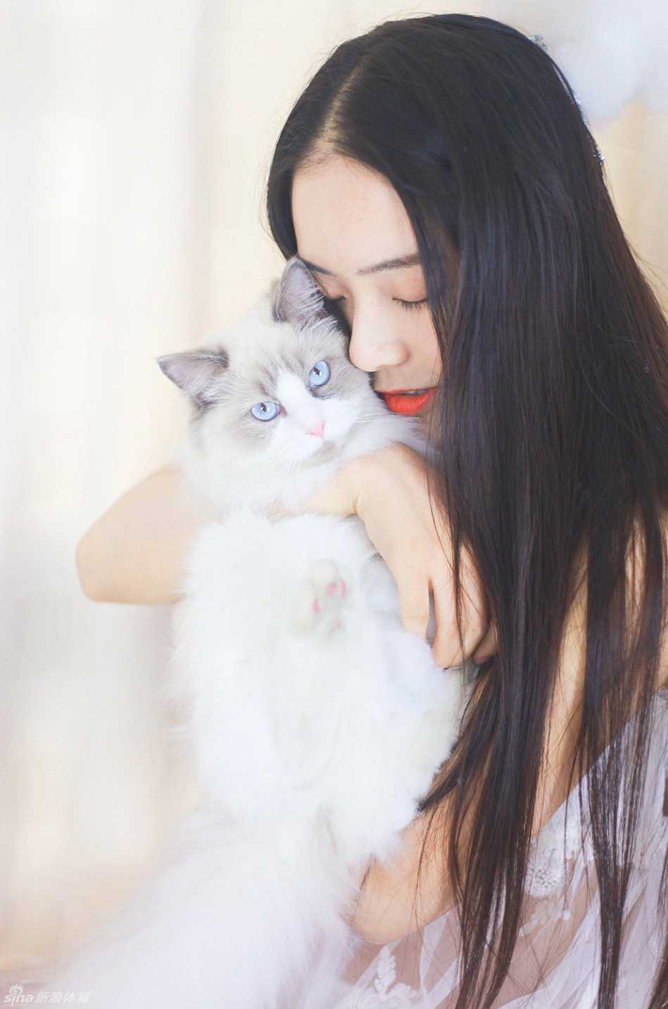 半透明长裙的朦胧诱惑·星星唤醒最美容颜 她安然沉入梦乡,清透纱裙与柔软织物融为一体,面庞如婴儿般纯净,周身萦绕着月光般的静谧与满足