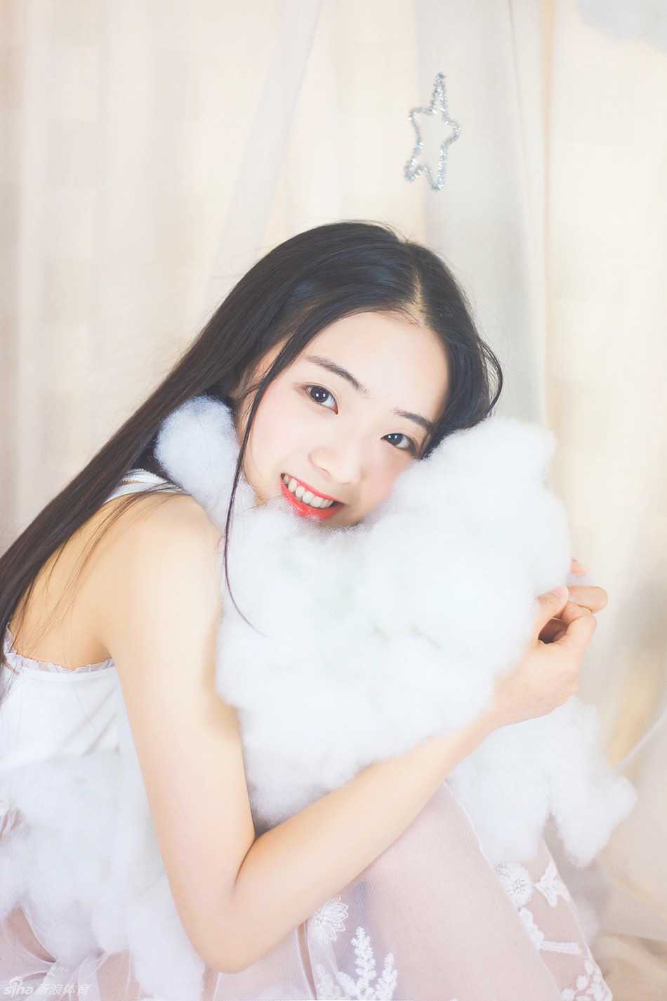 半透明长裙的朦胧诱惑·星星唤醒最美容颜 一束带着山野气息的野花被捧在手中,花瓣上似乎还沾着晨露,女子低头轻嗅,神情沉醉,仿佛闻到了整个夏天的味道