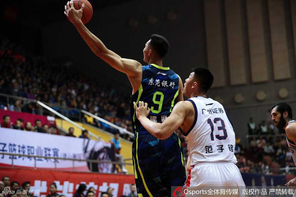 华南虎啸·宏远风华:镜头里的铁血与荣光 易建联面无惧色,高高跃起手腕轻抖,篮球划过完美弧线,对手的封盖已成背景