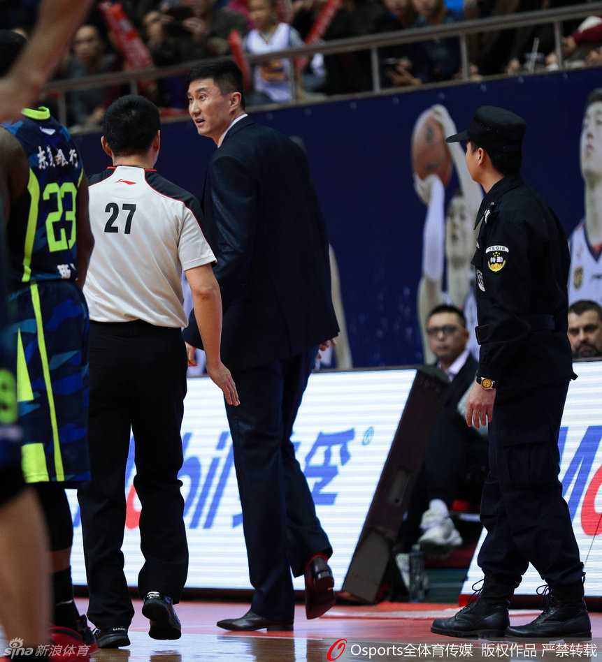 华南虎啸·宏远风华:镜头里的铁血与荣光 布泽尔遭遇包夹肌肉紧绷,他在重重围堵中强行起篮,眼神里满是NBA老将的倔强