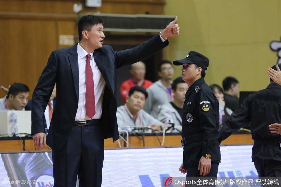 华南虎啸·宏远风华:镜头里的铁血与荣光 宏远众将摆出防守姿态,双腿微曲双臂张开,如同一张蓄势待发的大网笼罩半场