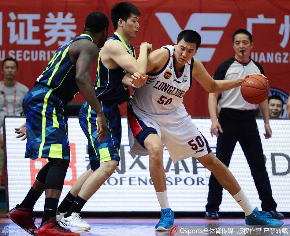 华南虎啸·宏远风华:镜头里的铁血与荣光 斯隆压低重心篮球悬于腰间,眼神瞥向篮筐,下一秒便是疾风骤雨般的单打突袭