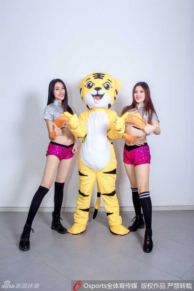 华南虎吉祥物瞪圆了那双充满好奇的大眼睛，调皮地把脑袋凑近一位篮球宝贝的脸颊，宝贝则配合地嘟起嘴唇，作势献吻，这跨越物种的温馨互动瞬间萌翻了全场。