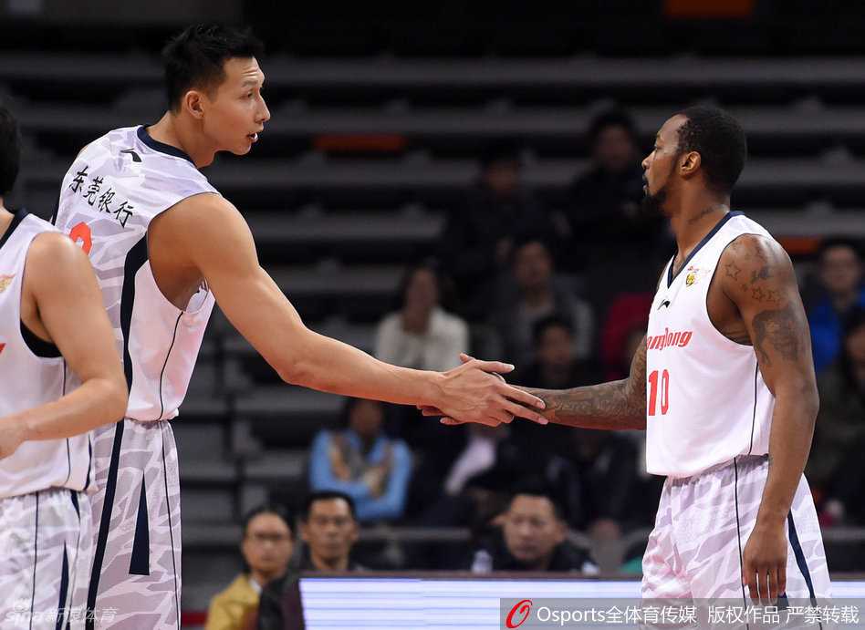 场上是对手，场下是兄弟。球队核心易建联与刚刚到队的新外援卡特完成了一次充满力量的击掌，传递着信任与鼓励。