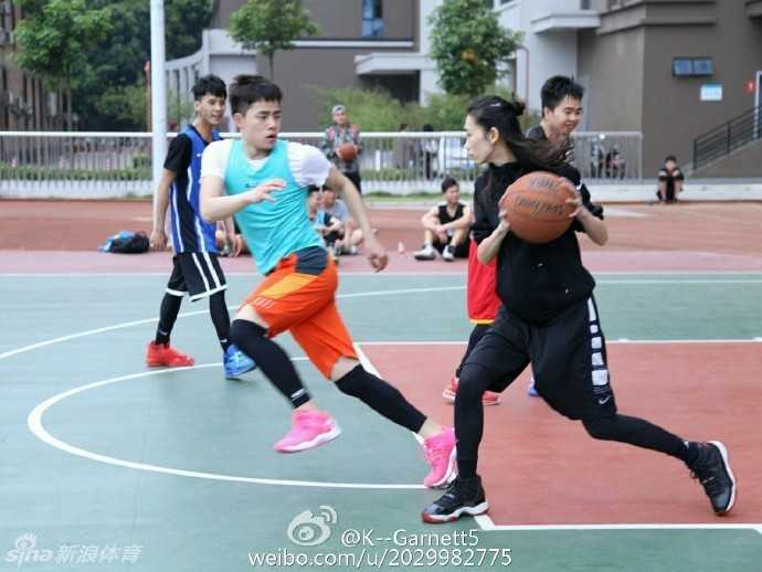 健身房里，她单手抓杠，核心收紧，纤细的手臂线条蕴含着强大的力量，汗水折射出努力的光芒