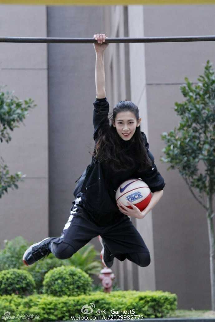 T台上的她身穿时尚潮服，步伐坚定自信，聚光灯下展现出与球场上截然不同的帅气风采