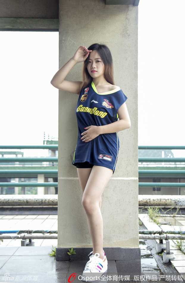 南粤寒冬里的热火,萌妹助威宏远连胜步伐 写真中的萌妹手握应援物,眼神坚定地望向远方,即使天气寒冷也无法阻挡她支持宏远男篮的那份炙热。