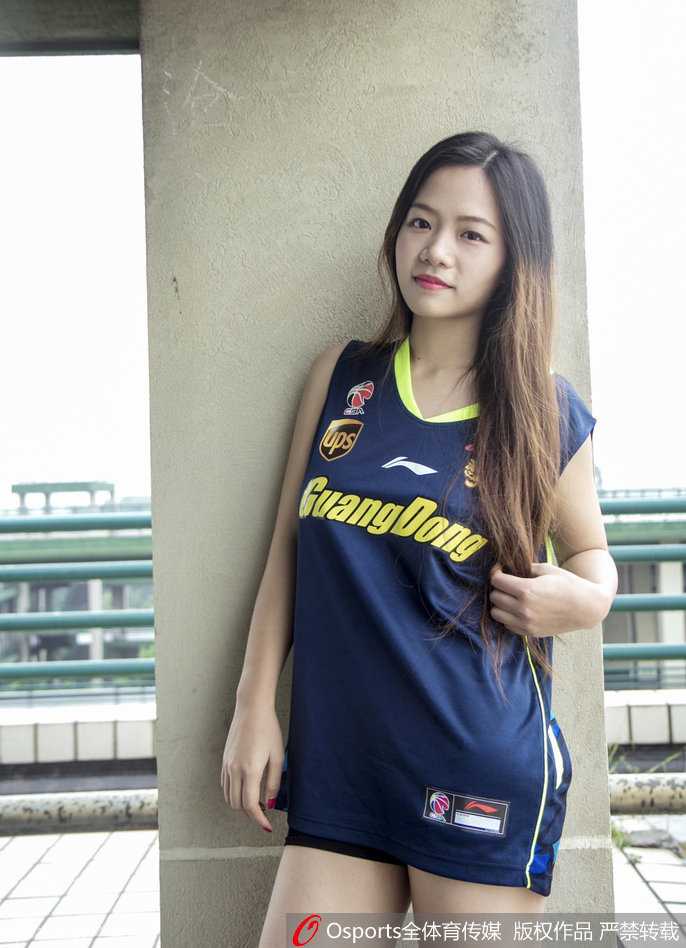 南粤寒冬里的热火,萌妹助威宏远连胜步伐 萌妹在球场背景前举手欢呼,仿佛置身于宏远主场火爆的氛围中,用青春活力为华南虎的每一次得分喝彩。