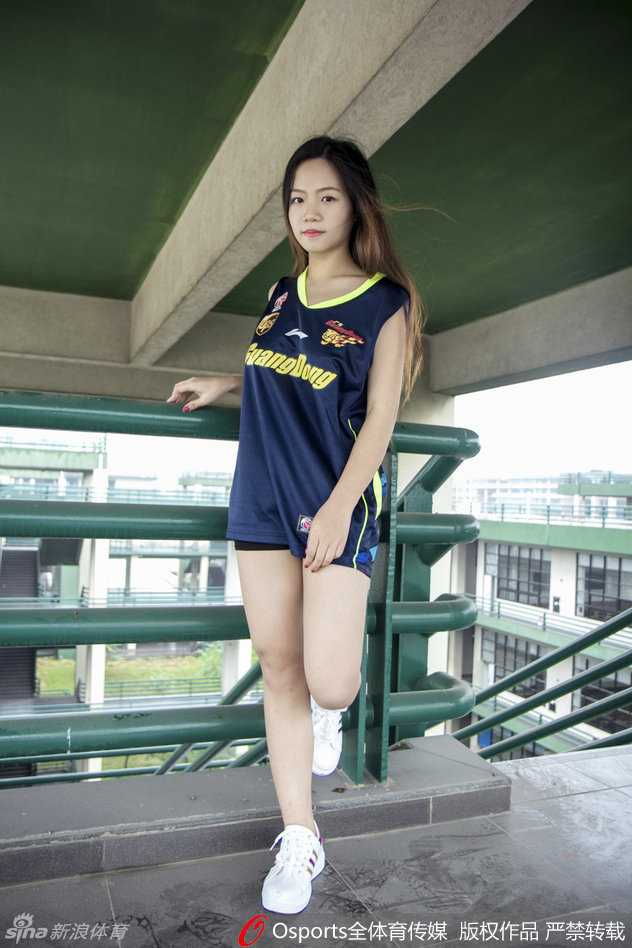 南粤寒冬里的热火,萌妹助威宏远连胜步伐 萌妹在户外阶梯上侧身回眸,身后的冬日景色略显萧瑟,但她脸上的笑容却如同宏远主场般温暖人心。