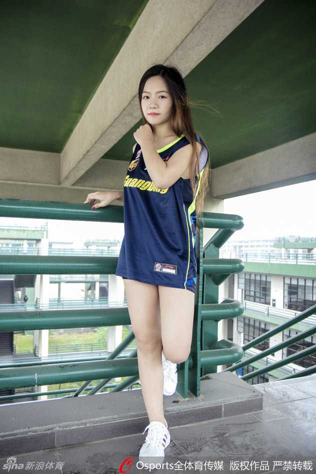 南粤寒冬里的热火,萌妹助威宏远连胜步伐 最后一组镜头中,萌妹在铁网护栏边留下灿烂纪念,她用青春的身姿宣告:这个冬天,宏远不冷,篮球很燃。