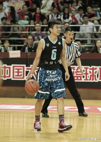 南粤德比火力全开 罗杰三十二分率广工大胜汕大迎赛季开门红 汕头大学队24号袁志强在三人合围的缝隙中强行突破,他的眼神坚毅,面对铜墙铁壁般的防守依然选择勇猛地杀向内线。