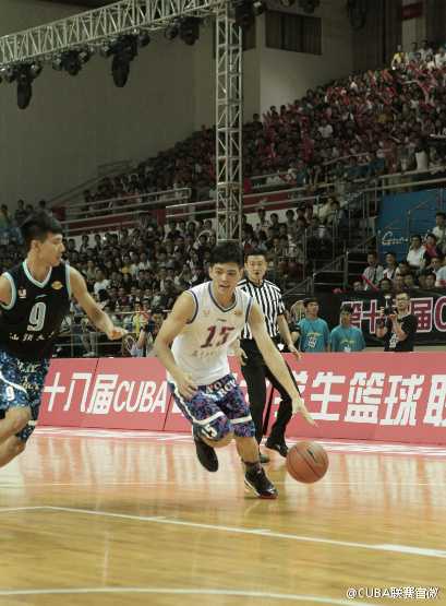 南粤德比火力全开 罗杰三十二分率广工大胜汕大迎赛季开门红 广东工业大学球员开场后祭出标志性的全场紧逼防守,白色的球衣如同旋风般席卷全场,令汕头大学的后卫线倍感压力。