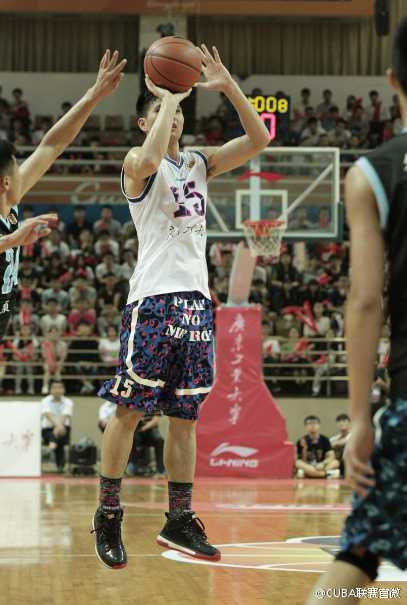 南粤德比火力全开 罗杰三十二分率广工大胜汕大迎赛季开门红 赛后,获胜的广东工业大学球员们围聚在场地中央,将手叠在一起高声呼喊加油,汗水在灯光下闪烁,凝聚着团队的信念与胜利的喜悦。