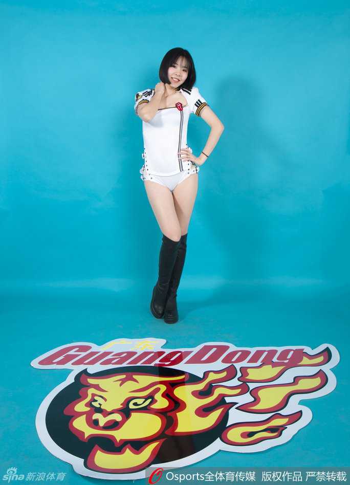 聚光灯下，篮球宝贝挥舞着金色的花球，甜美的笑容如同德比赛前的暖场阳光，瞬间点燃了全场观众的期待。