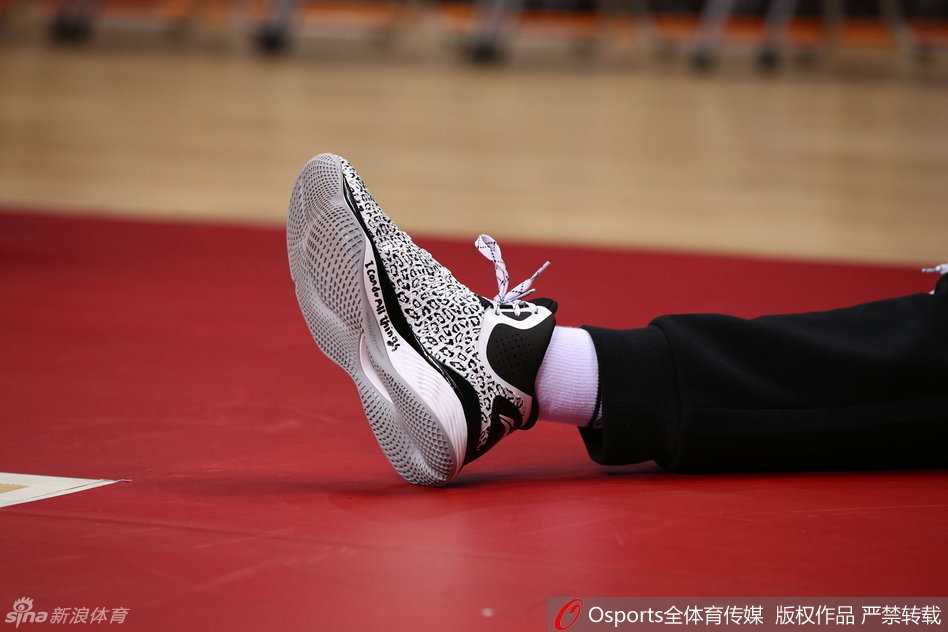 身披25号训练服的赵岩昊正在场边专注地拉伸，这个被球迷称为中国库里的少年，每个热身动作都透着灵动，仿佛下一秒就要在三分线外掀起一阵三分雨。