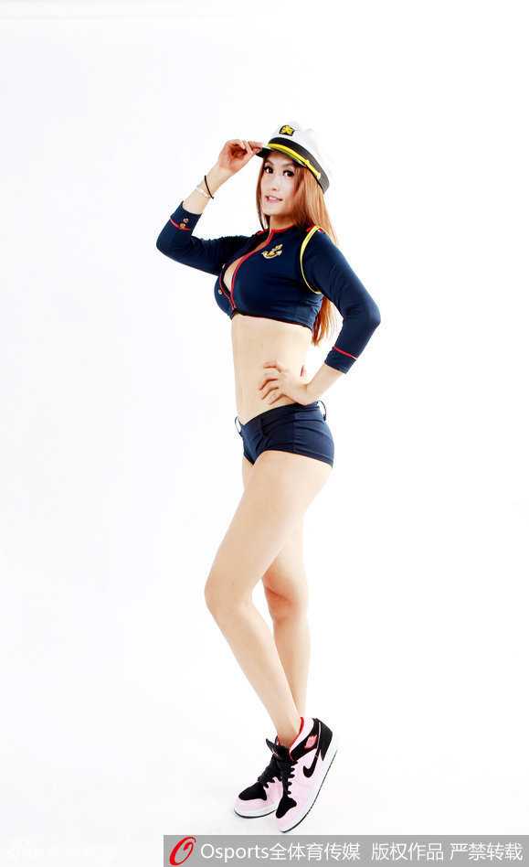 宝贝身著亮片装饰的表演服，回眸一笑的瞬间被抓拍，健康的肤色和自信的姿态展现出现代女性的力量美，仿佛在向广东宏远的将士们传递必胜的信念。