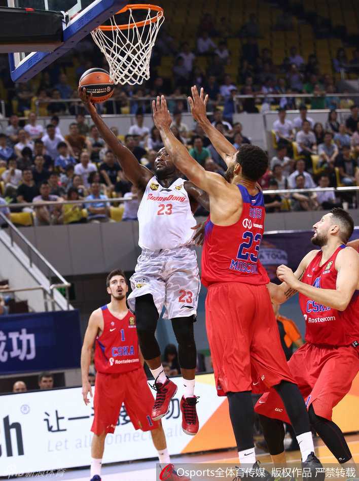 莫斯科中央陆军的内线如同铁塔一般，但广东队的将士们毫无惧色，他们奋力卡位，拼抢每一个篮板球，在篮下这片最危险的区域与对手展开雄壮的地盘争夺。