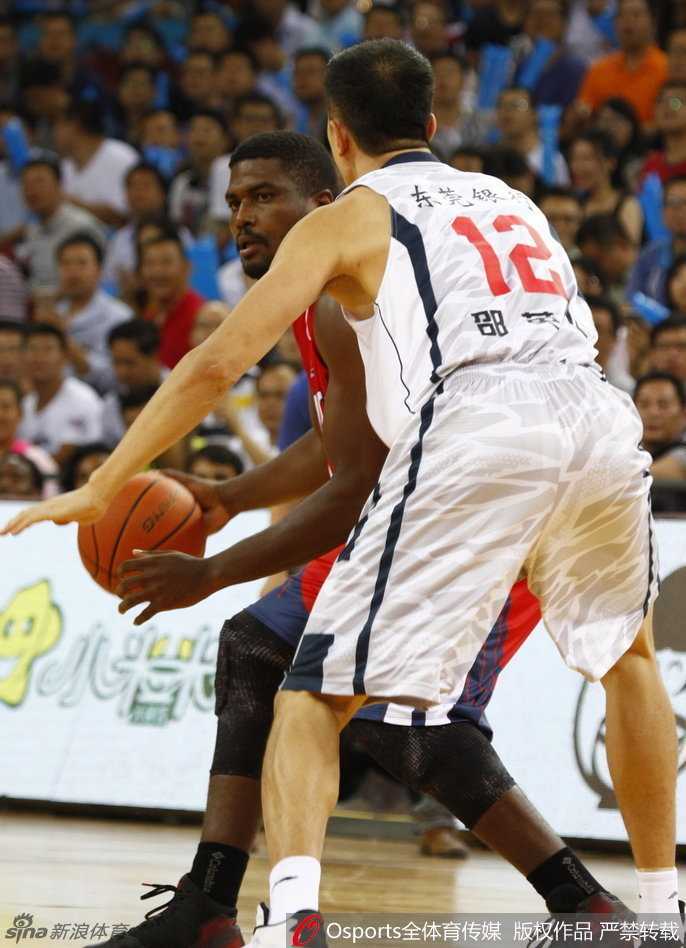 任骏飞在防守中张开双臂，如同一道移动的屏障，用自己扎实的卡位和预判，守护着宏远队的禁区