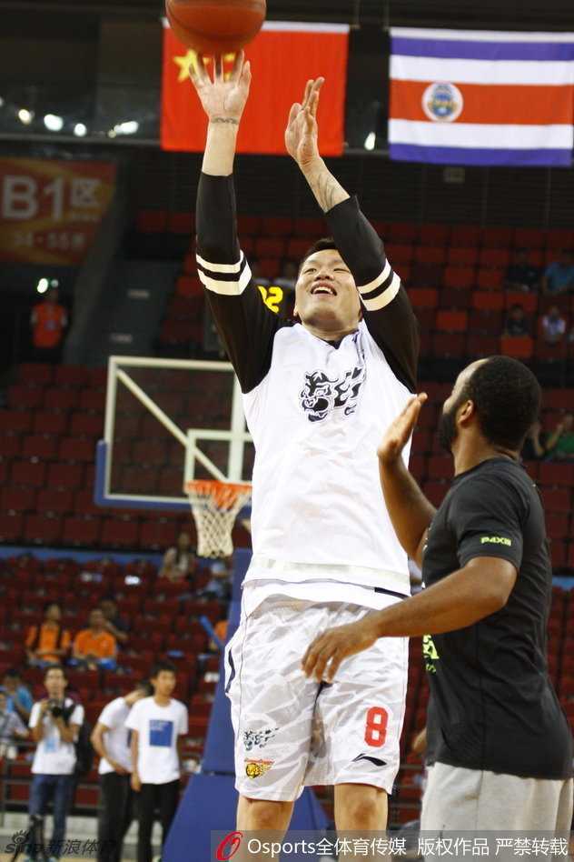 朱芳雨在进攻端觅得良机，他高高跃起，出手瞬间手指轻柔拨球，标志性的投篮姿势仿佛定格了时光