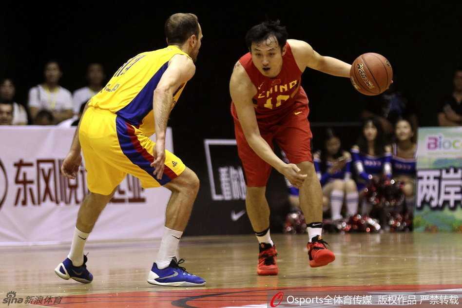 南通鏖兵,国奥小将虽败犹荣 王汝恒在对手的围堵下依然眼神坚毅,他用力护住球权,寻找着向前场推进的一线生机。