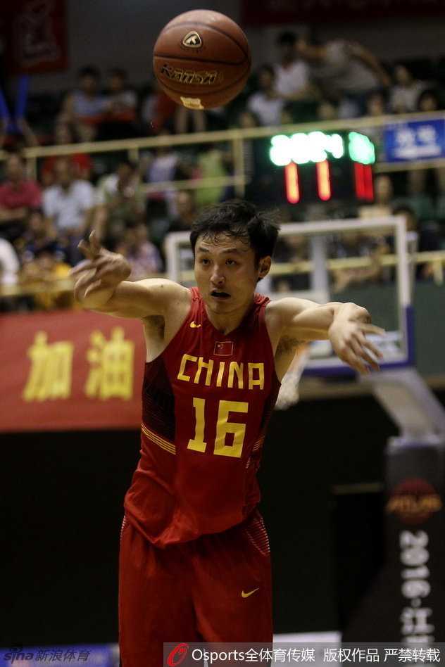 南通鏖兵,国奥小将虽败犹荣 方硕篮下强打,他利用身体靠住防守队员,强行起跳,皮球在指尖轻柔地拨出,越过了对手的指尖。