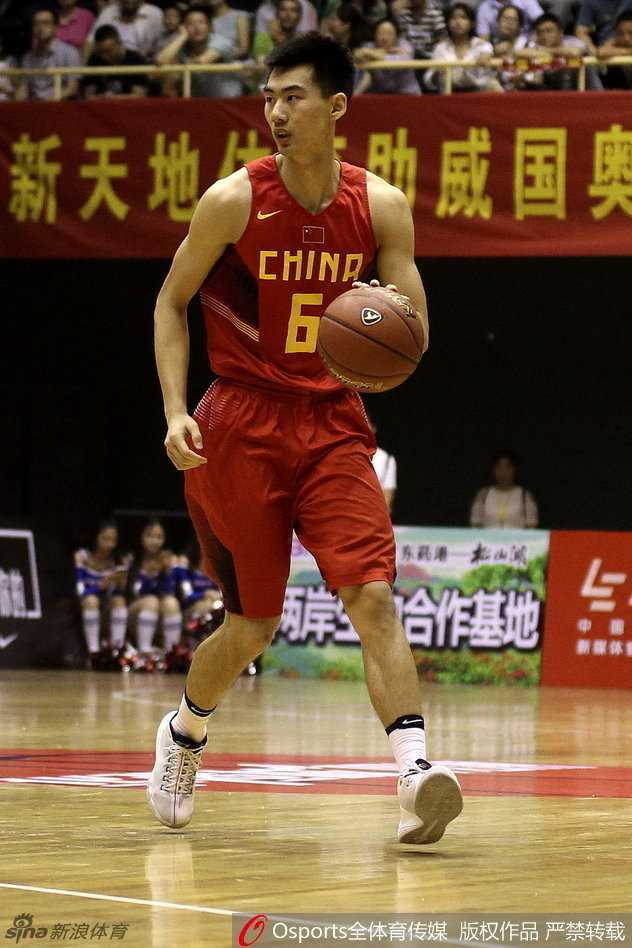 南通鏖兵,国奥小将虽败犹荣 王汝恒运球强行推进,一名罗马尼亚防守悍将如影随形,两人手臂纠缠在一起,肌肉碰撞之声仿佛能穿透屏幕。