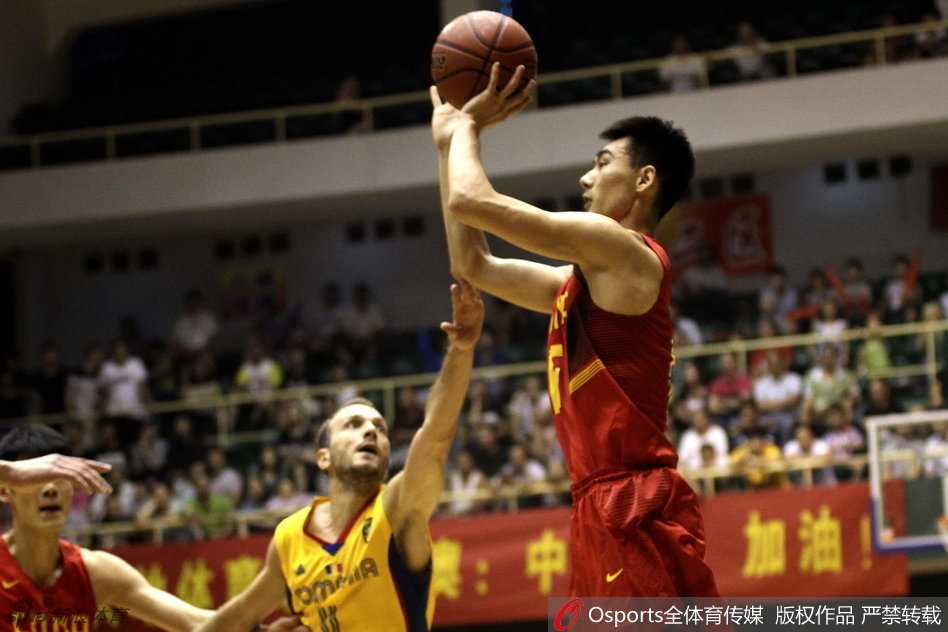 南通鏖兵,国奥小将虽败犹荣 崔晋铭运球观察队友跑位,他面前的防守球员张开双臂严阵以待,整个场地的空气仿佛都凝固了。