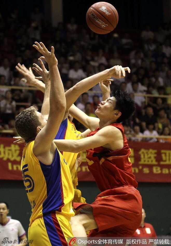 南通鏖兵,国奥小将虽败犹荣 面对罗马尼亚中锋的遮天大帽,胡金秋毫无惧色,他高高跃起试图完成一次势大力沉的双手暴扣。