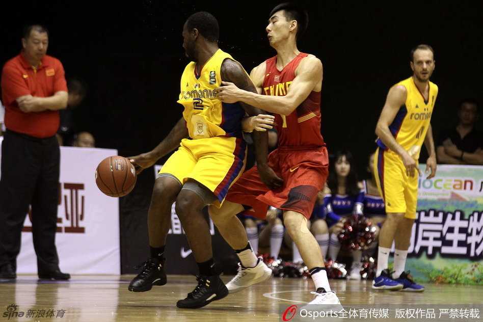 南通鏖兵,国奥小将虽败犹荣 李京龙借助掩护突破瞬间,他压低重心,双眼死死盯着篮筐,准备迎接来自罗马尼亚防线的冲击。