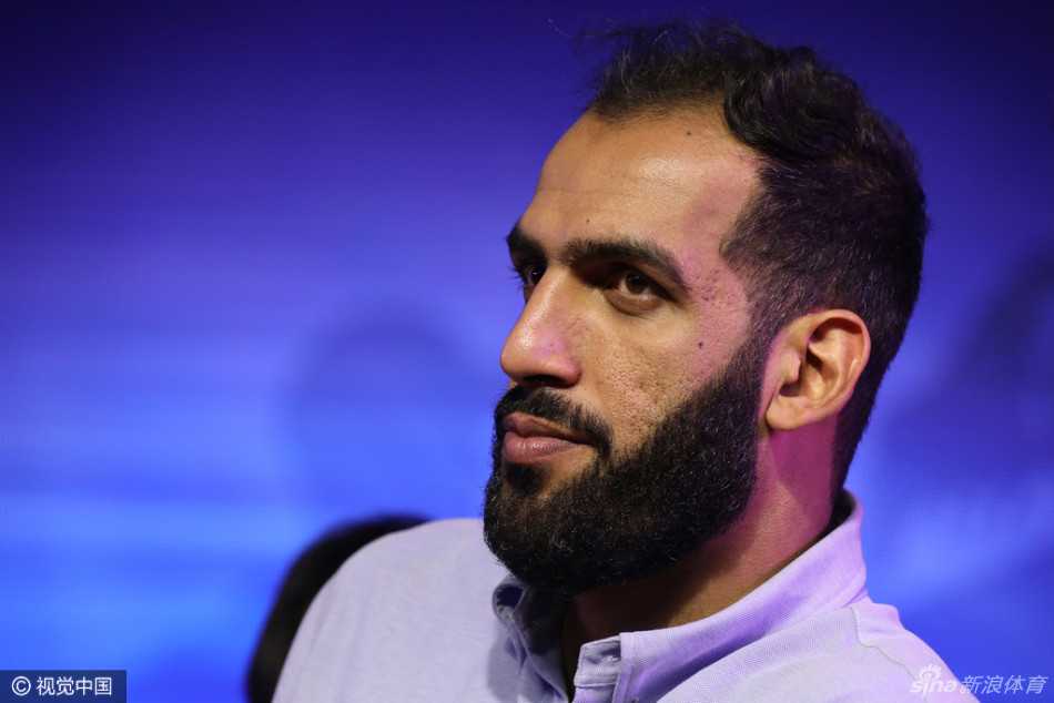 卫冕冠军踏上新征途 哈达迪刘炜领衔四川品胜队阵容亮相 哈达迪在发布会现场举起手机与身旁队友凑在一起自拍,搞怪表情让严肃的发布会瞬间轻松。