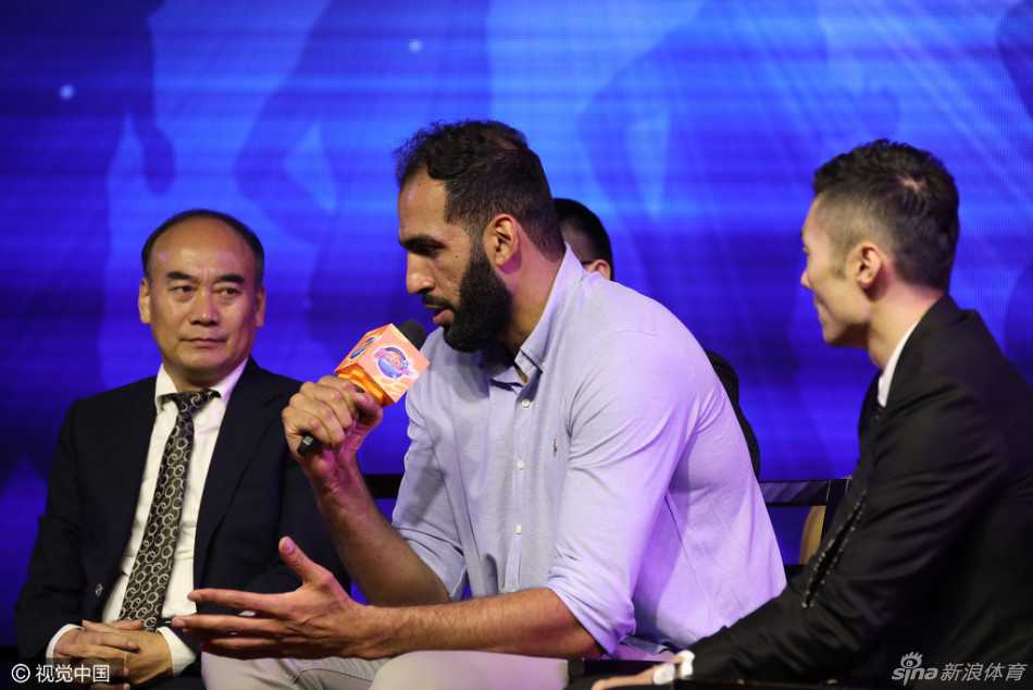 卫冕冠军踏上新征途 哈达迪刘炜领衔四川品胜队阵容亮相 刘炜在发布会上接受媒体提问,面带微笑,眼神坚定,举手投足间尽显国家队老将的从容与风范。