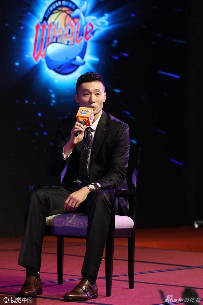 卫冕冠军踏上新征途 哈达迪刘炜领衔四川品胜队阵容亮相 四川金强集团董事长周仕强在发布会上发言,坚毅的目光透露出对球队新赛季的期许与信心。