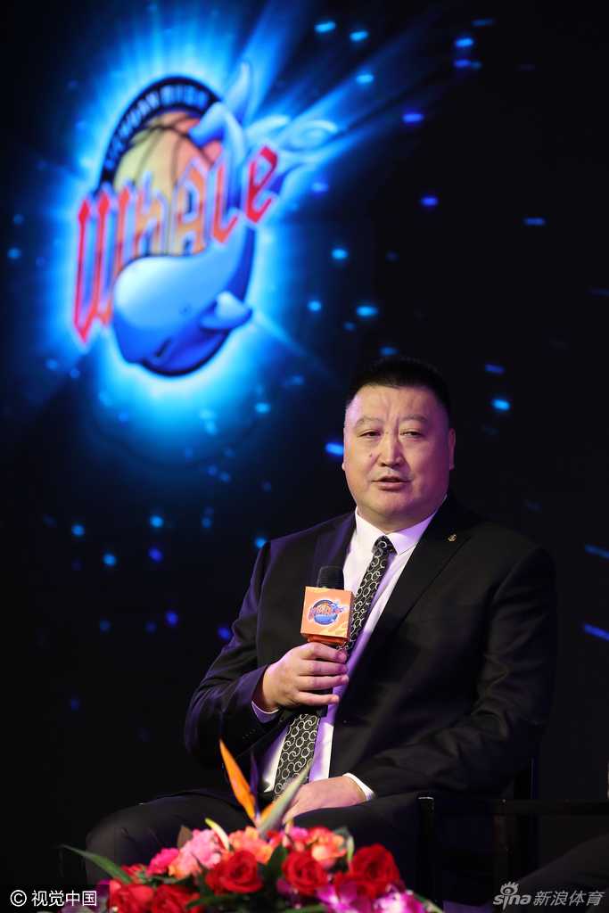 卫冕冠军踏上新征途 哈达迪刘炜领衔四川品胜队阵容亮相 发布会上哈达迪与哈里斯等队友互动交流,虽然语言不同,但篮球是他们的共通语言。